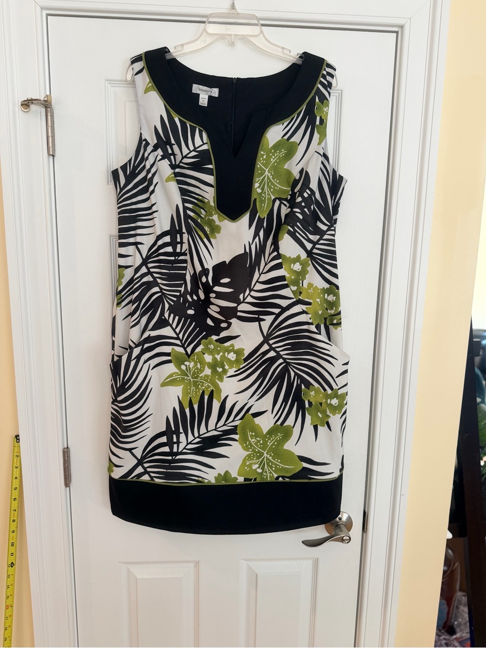 Ladies Size 16 "dressbarn Sleeveless Tropical Leaf Coverup White, Black & Green